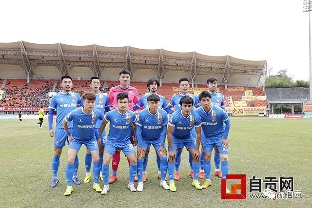 敲钟时面色凝重的王兴兴：市值幻影下的清醒与隐忧